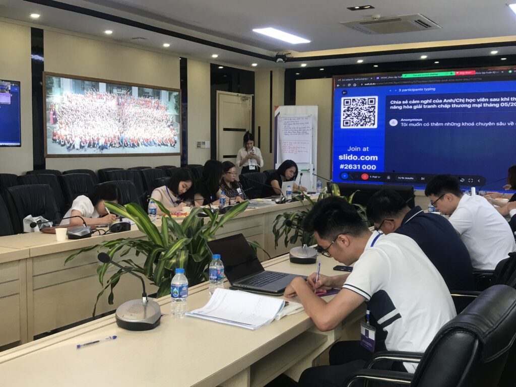 Các học viên trong Khóa tập huấn Kỹ năng hòa giải tranh chấp thương mại ngày 28/05/2023 tại Hà Nội